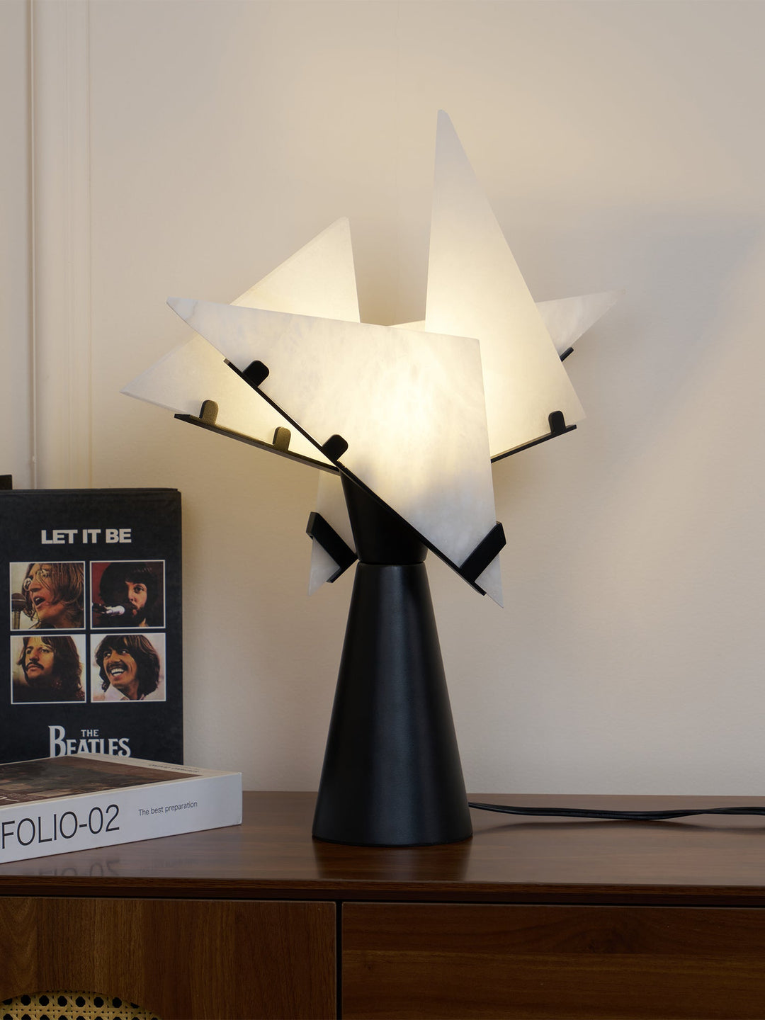 Alabaster Petal Bordslampa