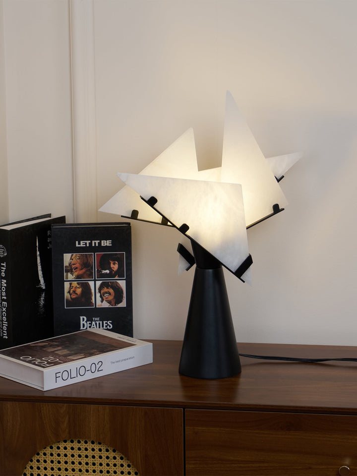 Alabaster Petal Bordslampa