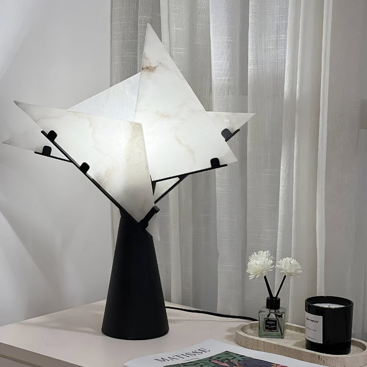 Alabaster Petal Bordslampa