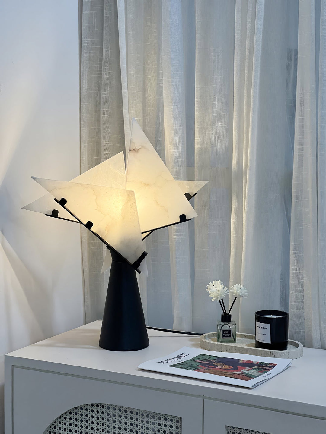 Alabaster Petal Bordslampa