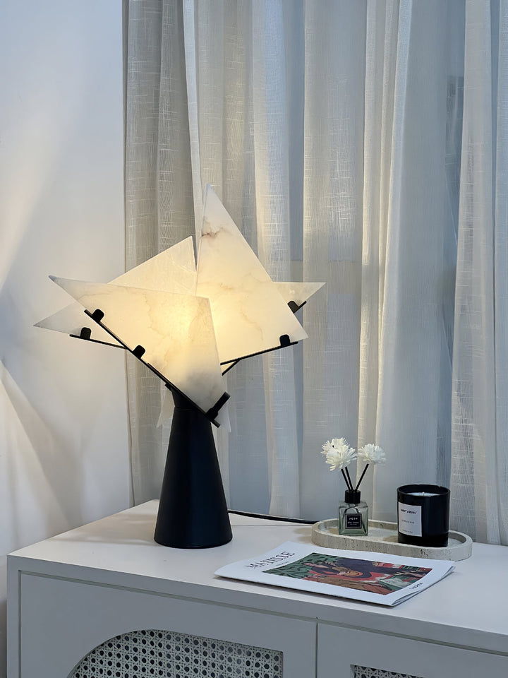 Alabaster Petal Bordslampa