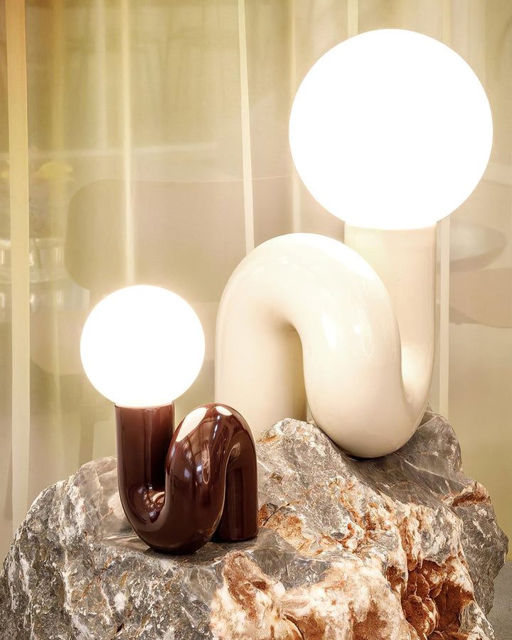 Lekfull N-formad Bordslampa