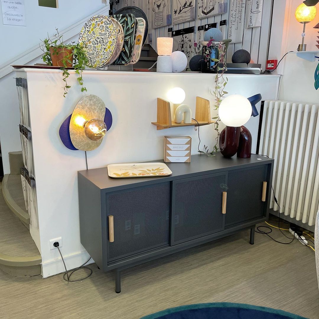 Lekfull N-formad Bordslampa