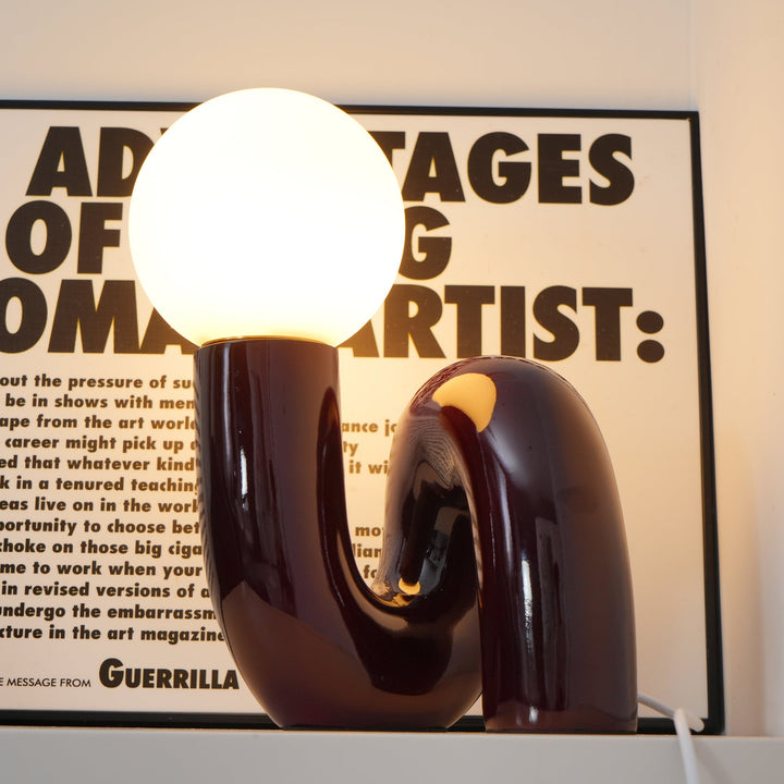 Lekfull N-formad Bordslampa