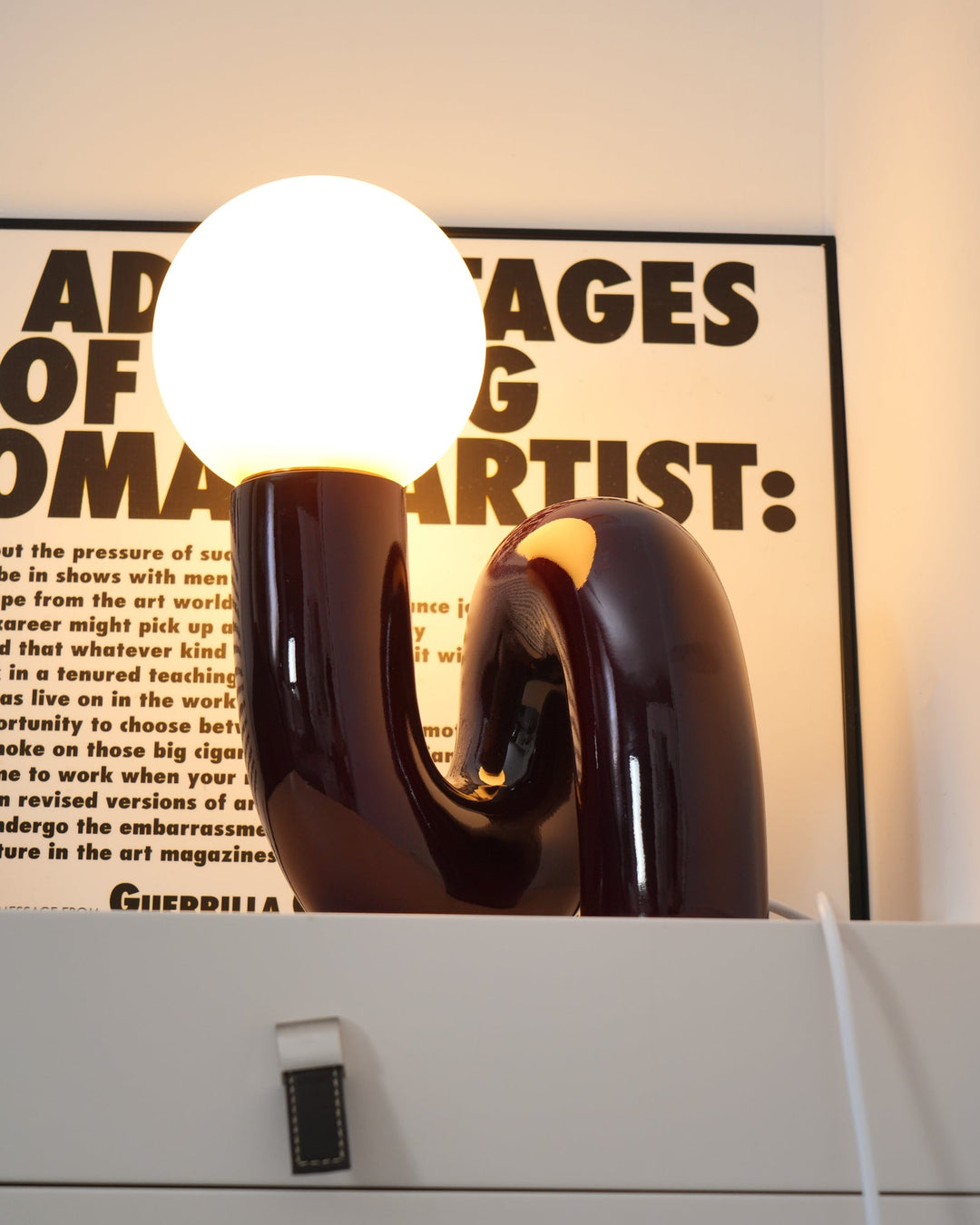 Lekfull N-formad Bordslampa