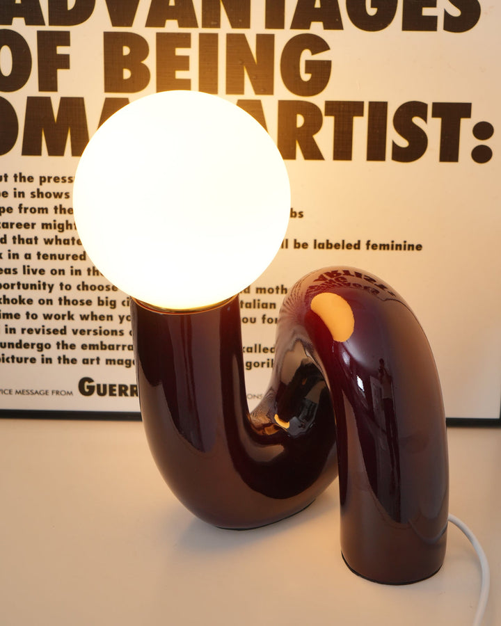 Lekfull N-formad Bordslampa