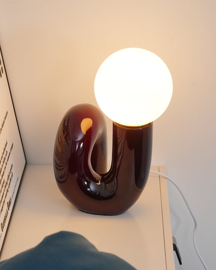 Lekfull N-formad Bordslampa