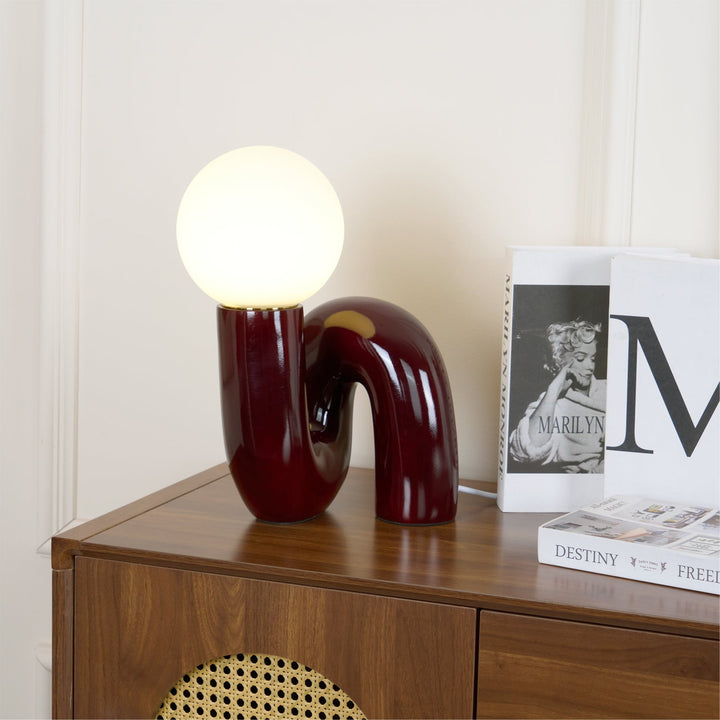 Lekfull N-formad Bordslampa