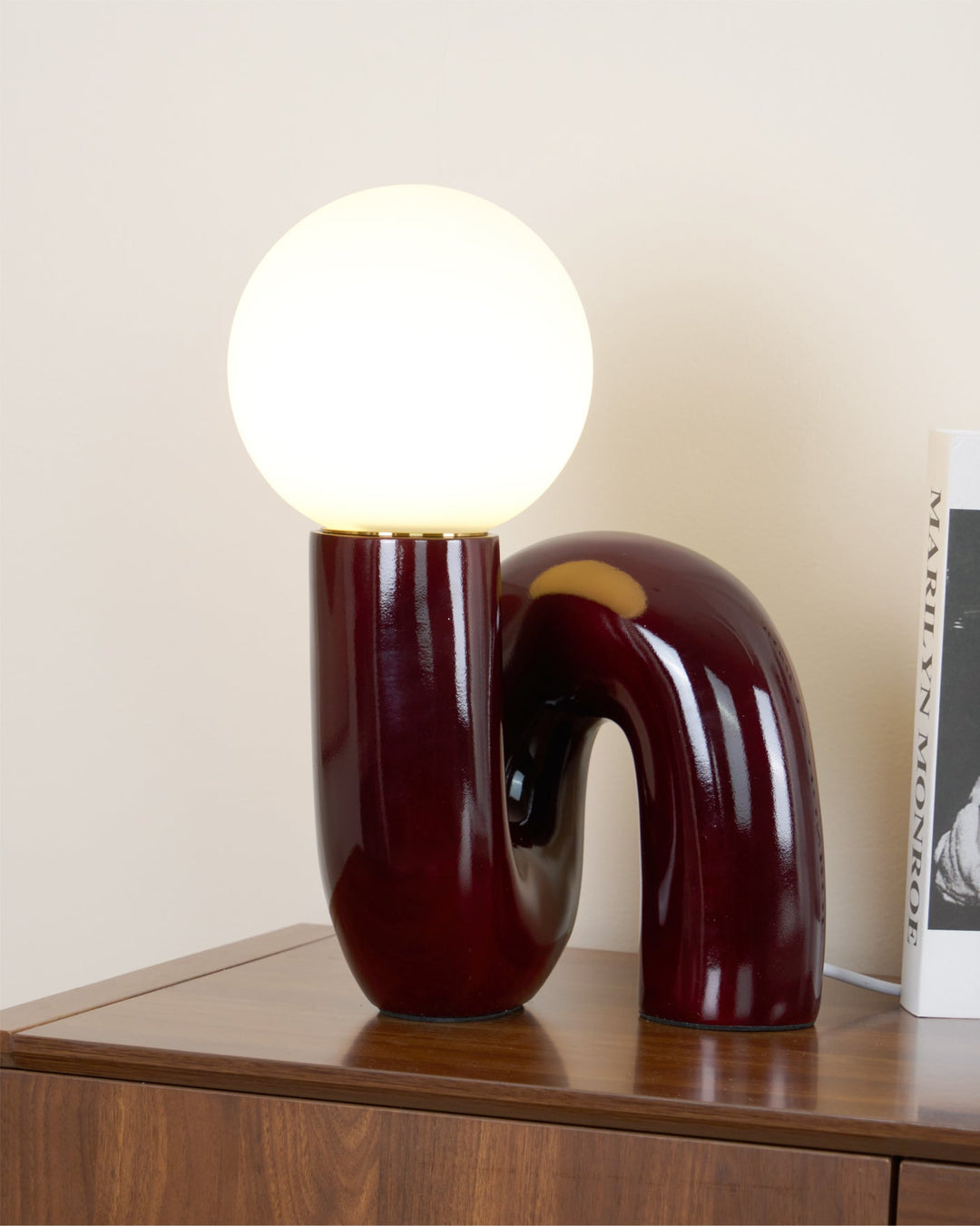 Lekfull N-formad Bordslampa