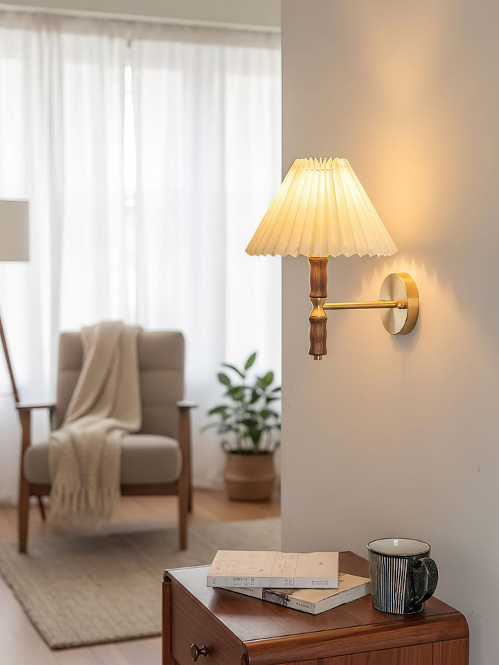 Plisserad Valnöt Vägglampa