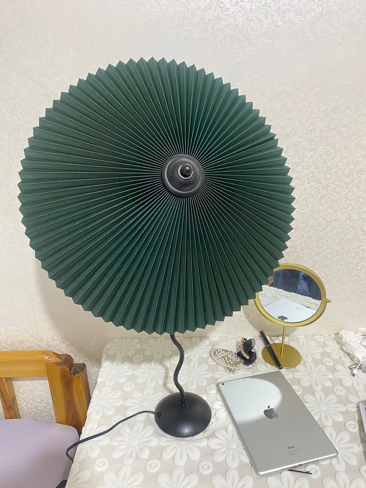 Fållad Lampa med Skärm