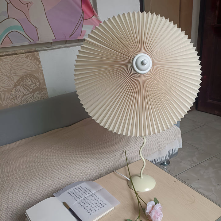 Fållad Lampa med Skärm