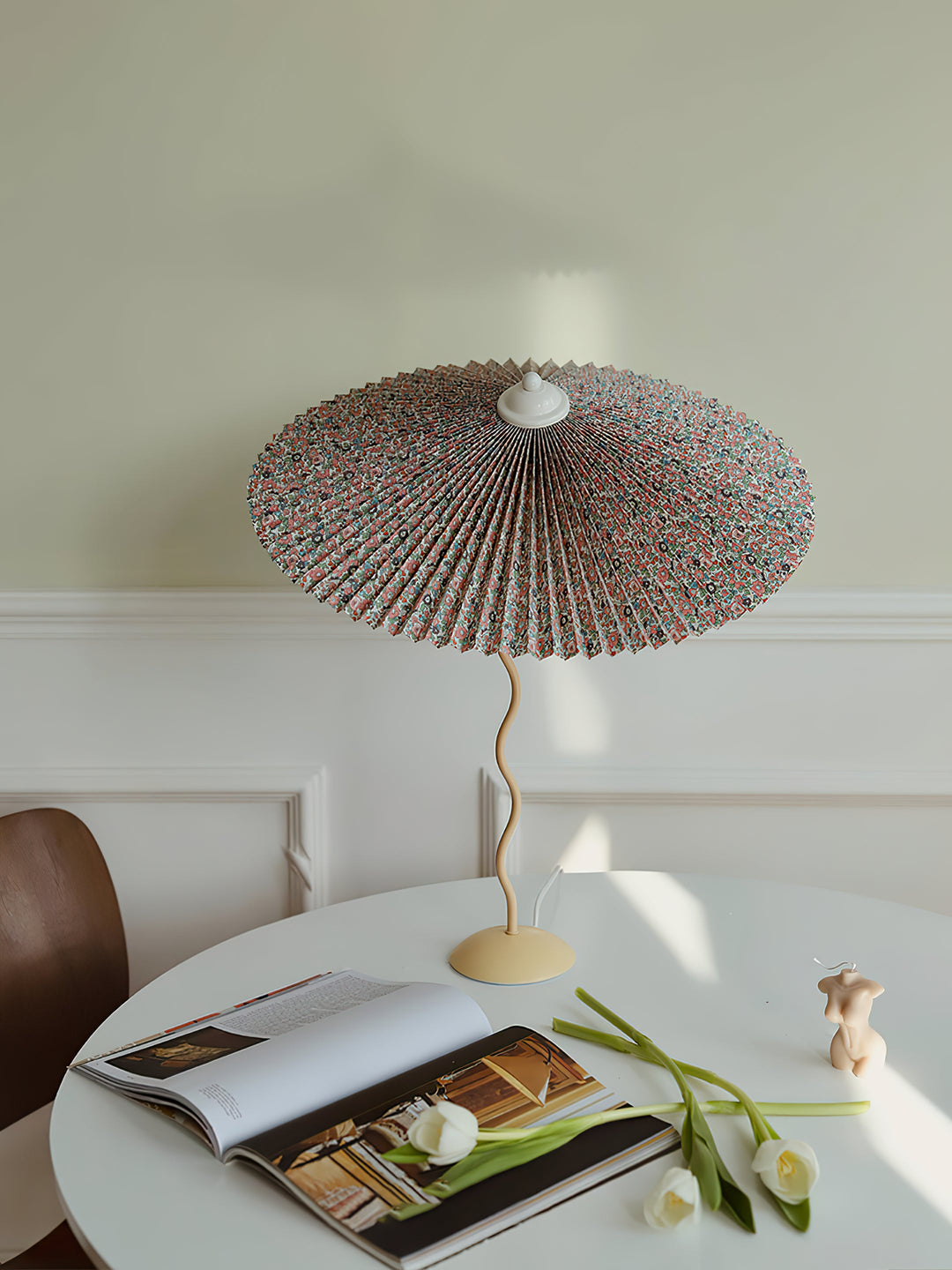 Fållad Lampa med Skärm