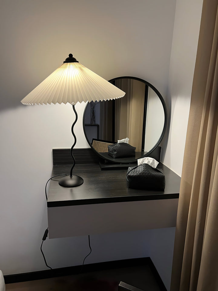 Fållad Lampa med Skärm