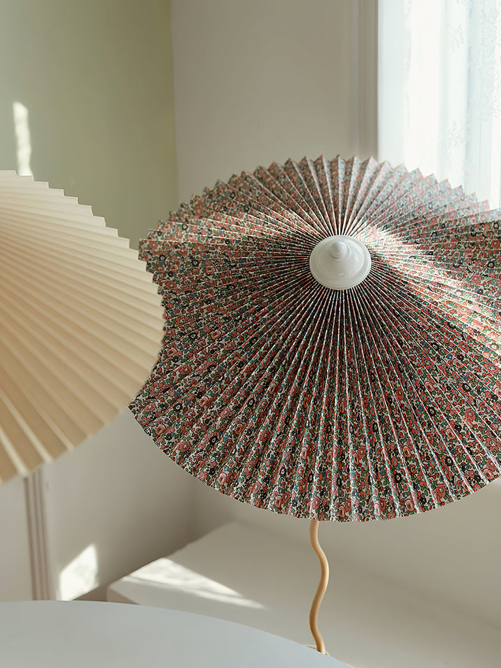 Fållad Lampa med Skärm