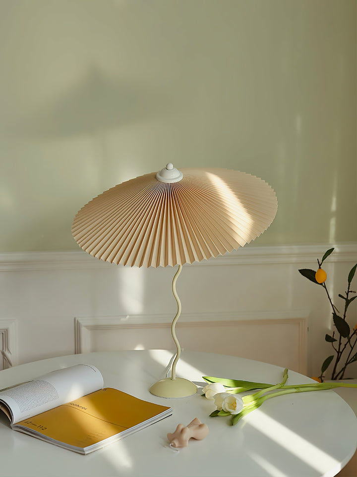 Fållad Lampa med Skärm
