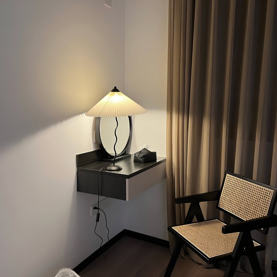 Fållad Lampa med Skärm