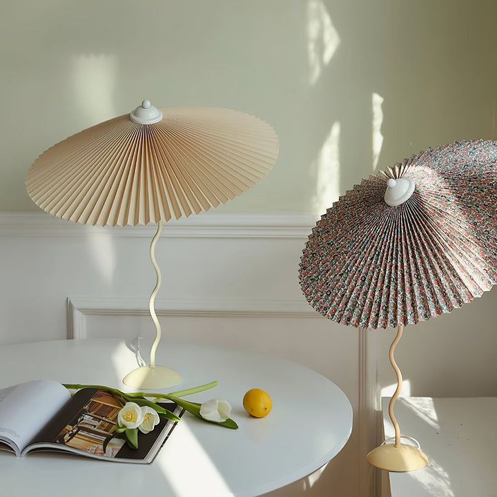 Fållad Lampa med Skärm