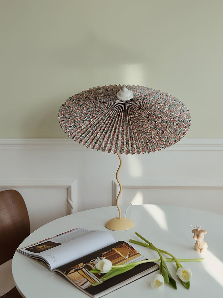 Fållad Lampa med Skärm