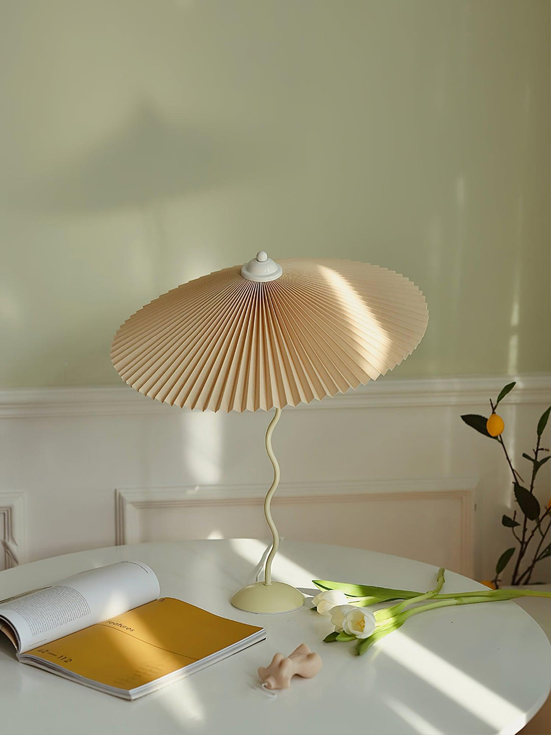Fållad Lampa med Skärm