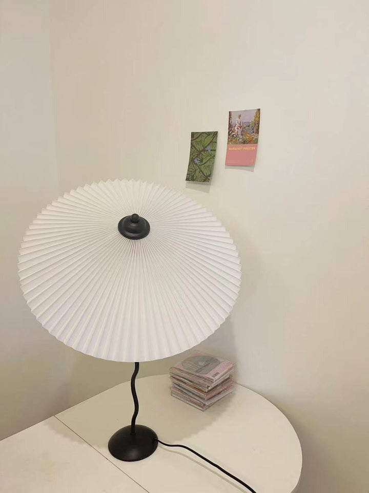 Fållad Lampa med Skärm