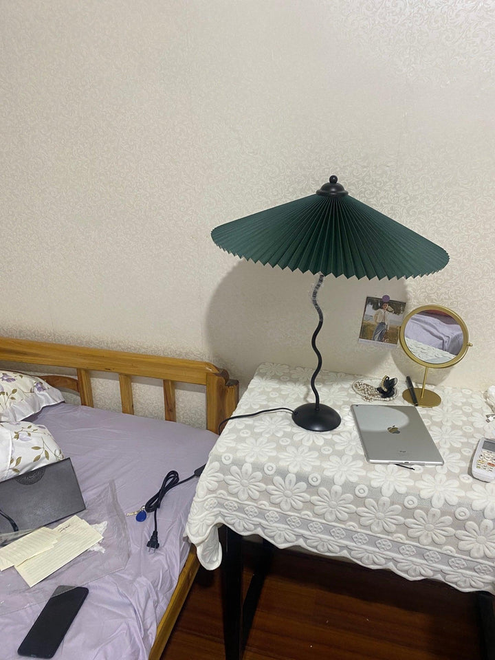Fållad Lampa med Skärm