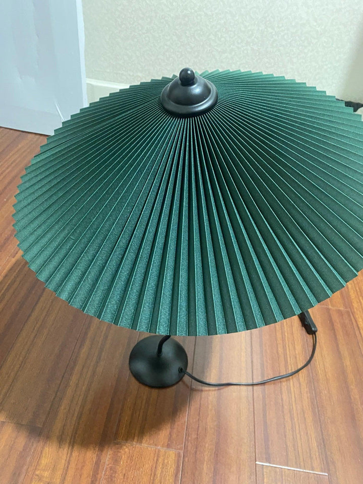 Fållad Lampa med Skärm