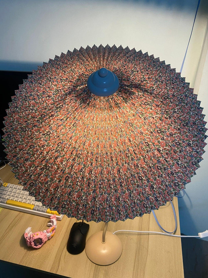 Fållad Lampa med Skärm