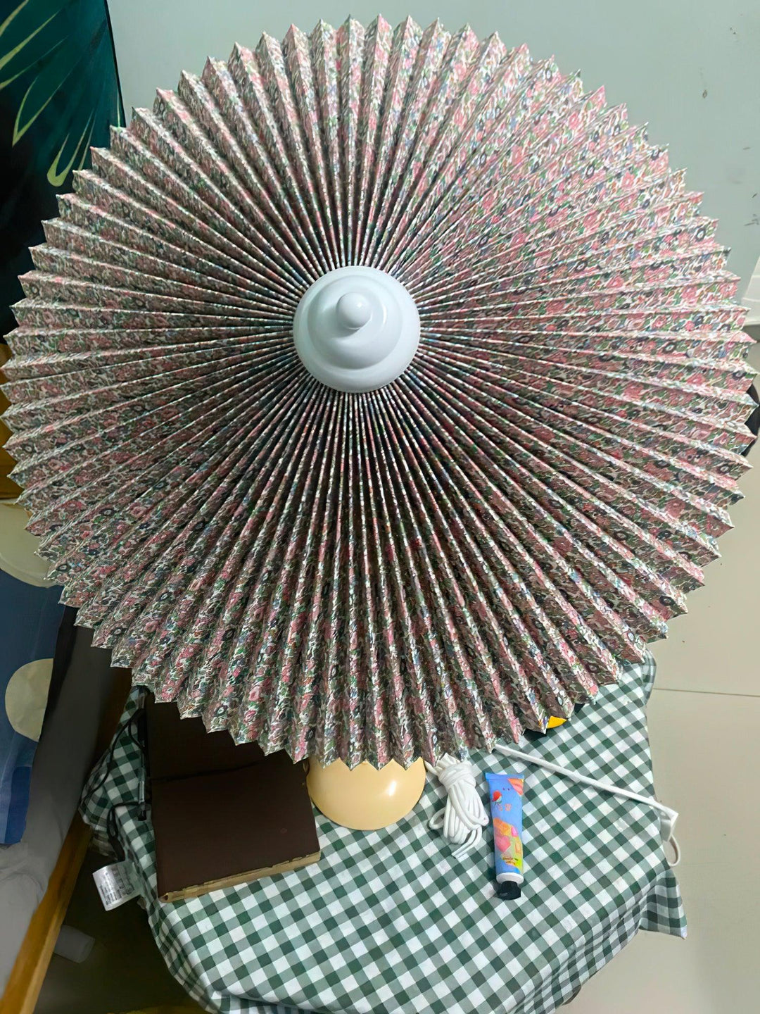 Fållad Lampa med Skärm