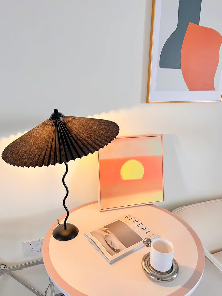 Fållad Lampa med Skärm