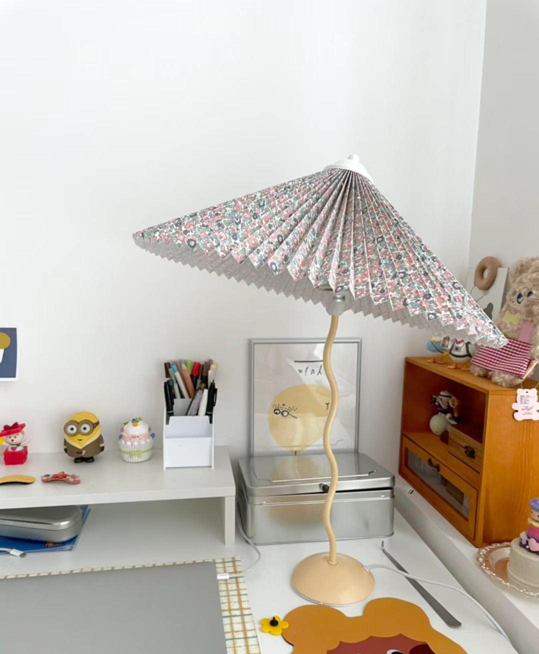 Fållad Lampa med Skärm