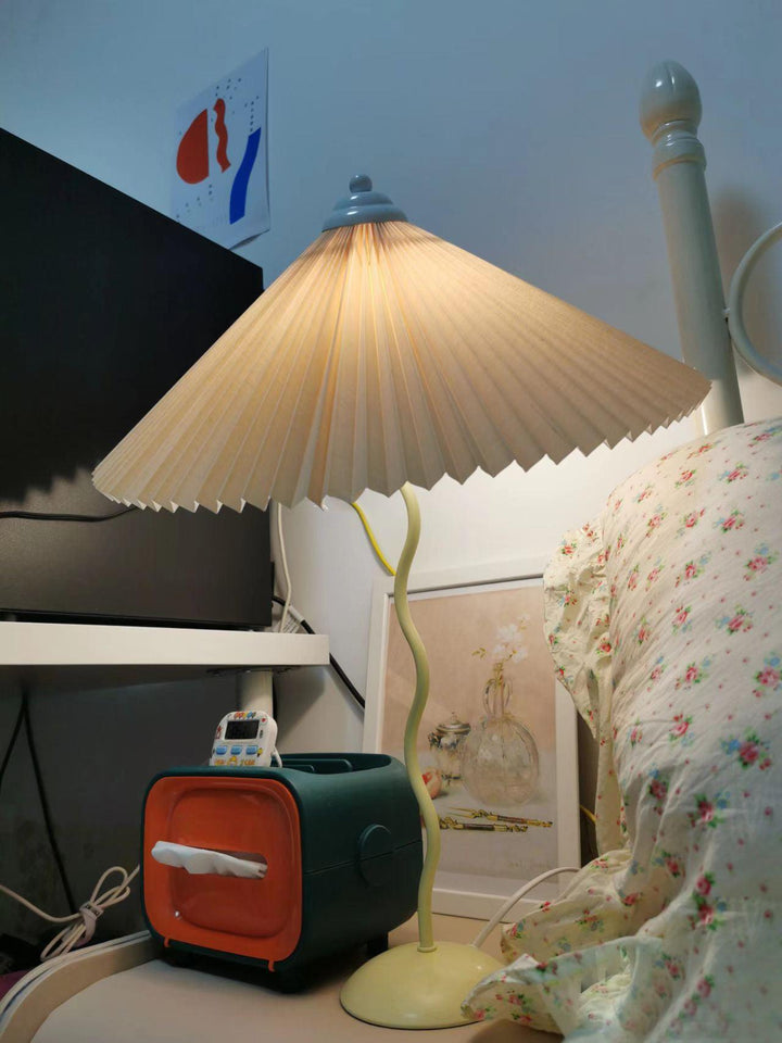 Fållad Lampa med Skärm