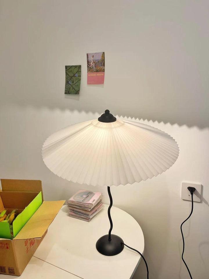 Fållad Lampa med Skärm