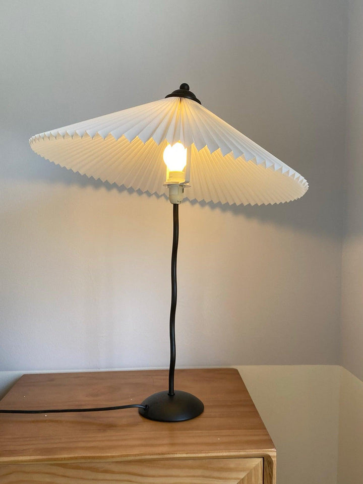 Fållad Lampa med Skärm