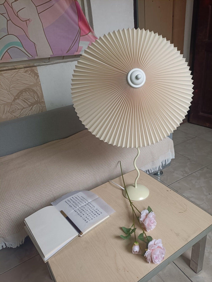 Fållad Lampa med Skärm