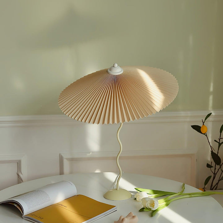 Fållad Lampa med Skärm