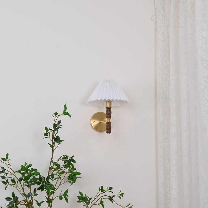 Plisserad Valnöt Vägglampa