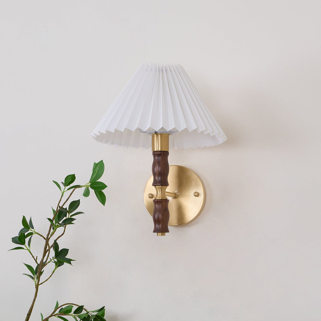 Plisserad Valnöt Vägglampa