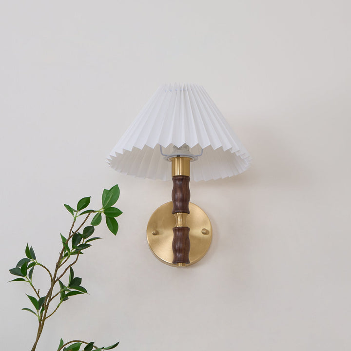 Plisserad Valnöt Vägglampa