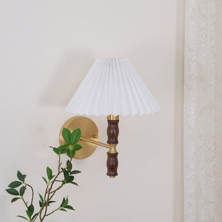 Plisserad Valnöt Vägglampa