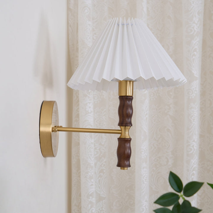 Plisserad Valnöt Vägglampa