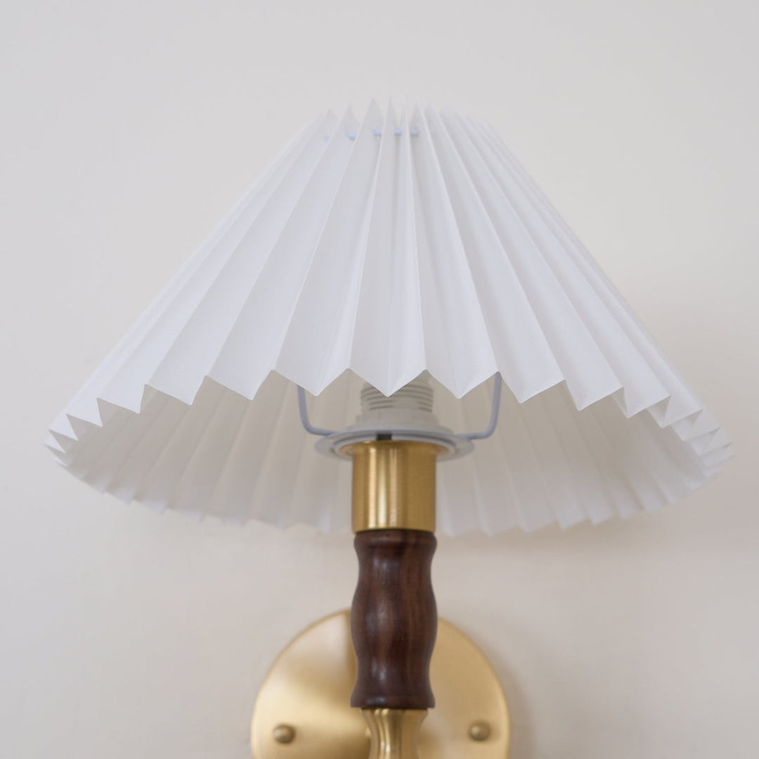 Plisserad Valnöt Vägglampa