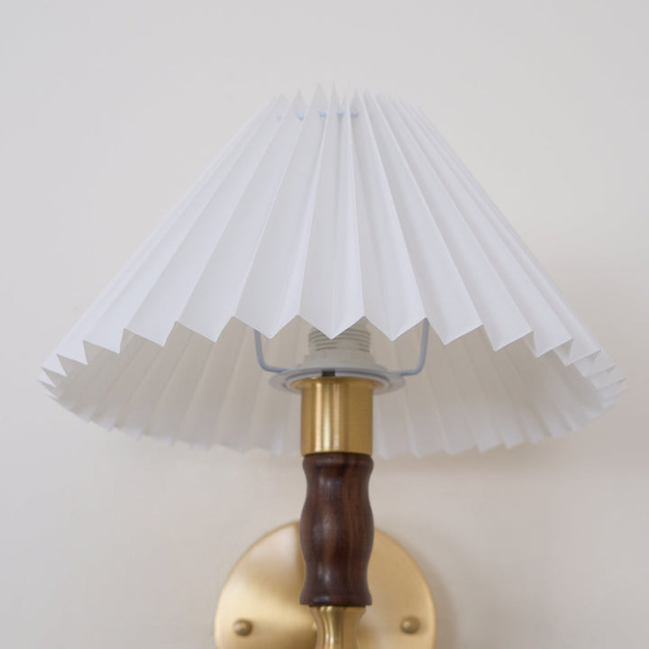 Plisserad Valnöt Vägglampa
