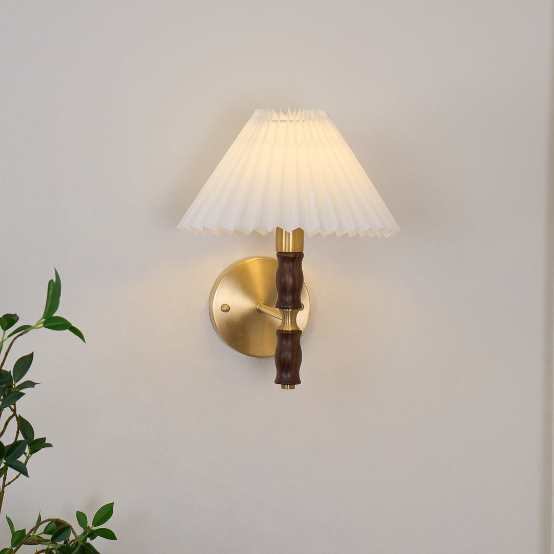 Plisserad Valnöt Vägglampa