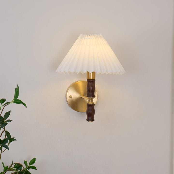 Plisserad Valnöt Vägglampa