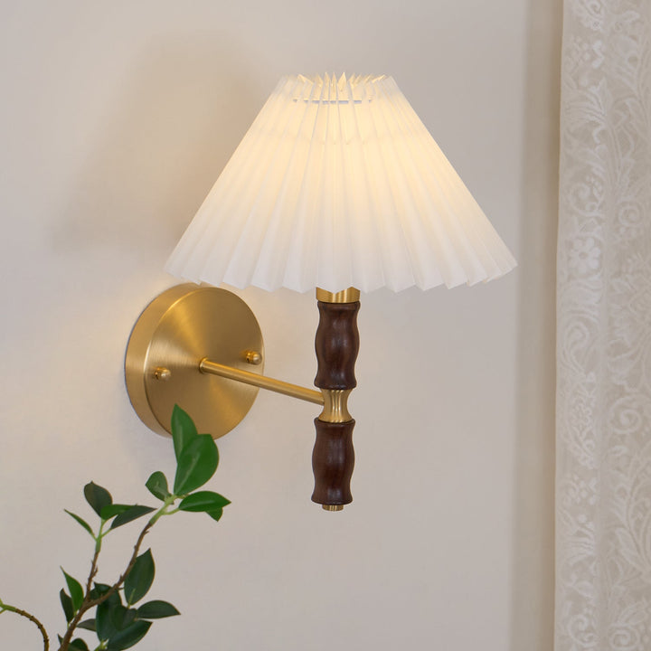 Plisserad Valnöt Vägglampa