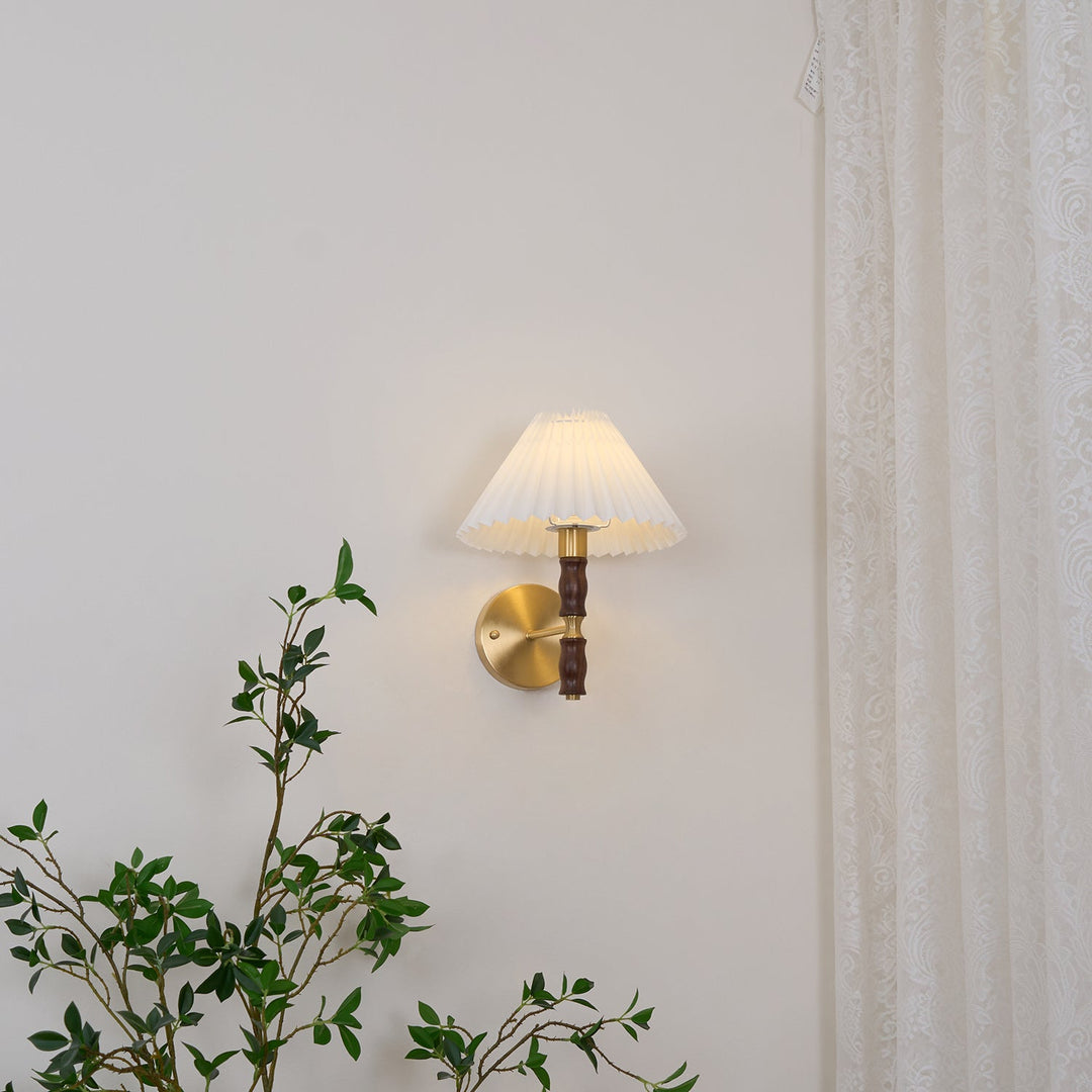 Plisserad Valnöt Vägglampa