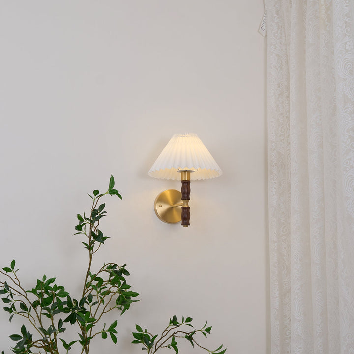 Plisserad Valnöt Vägglampa