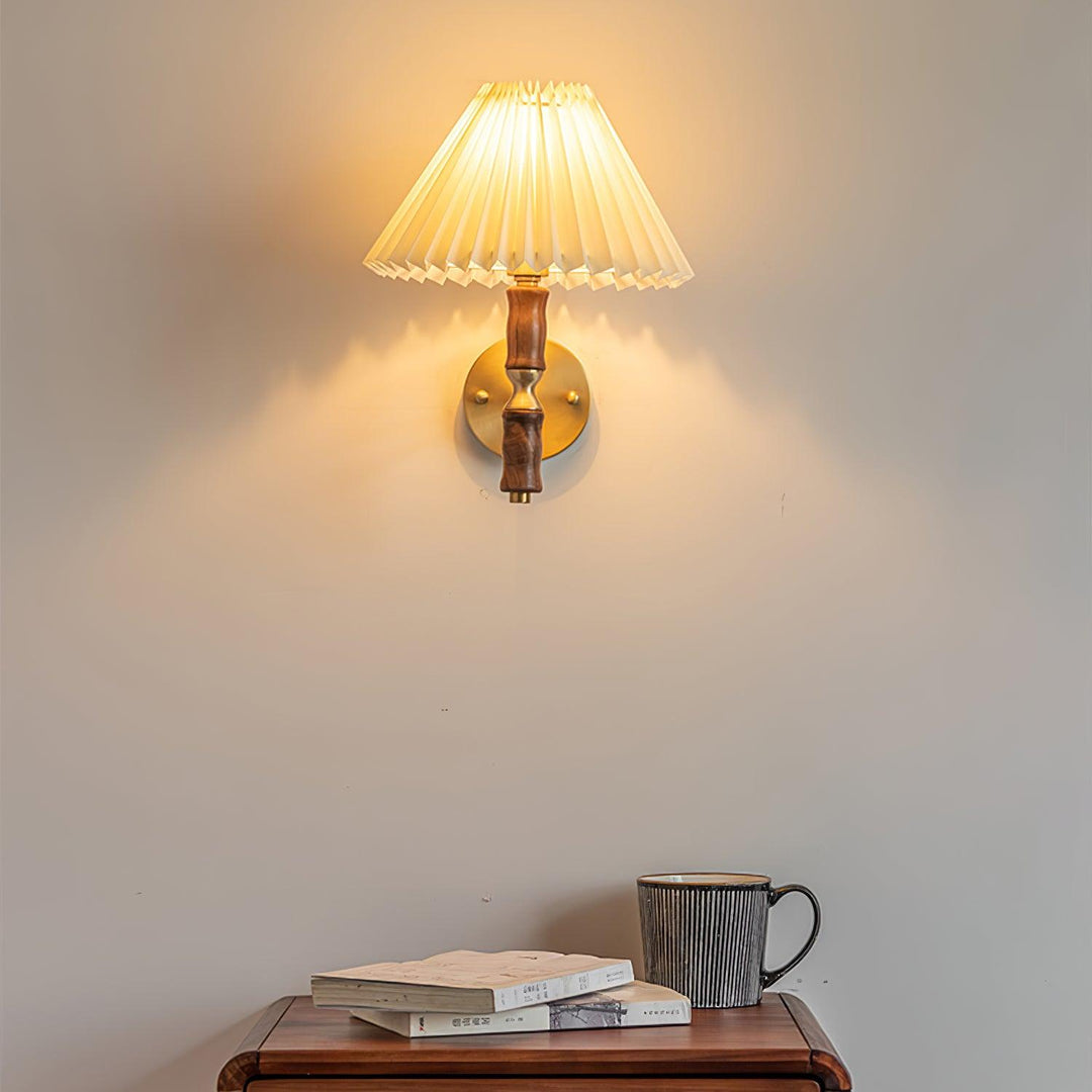 Plisserad Valnöt Vägglampa