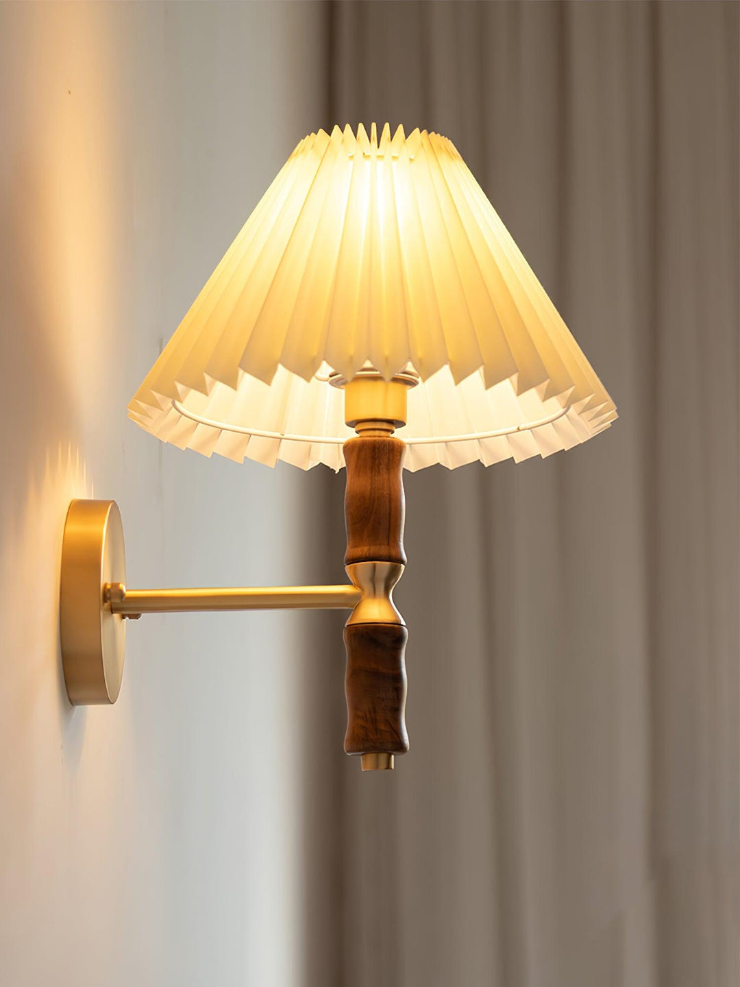 Plisserad Valnöt Vägglampa